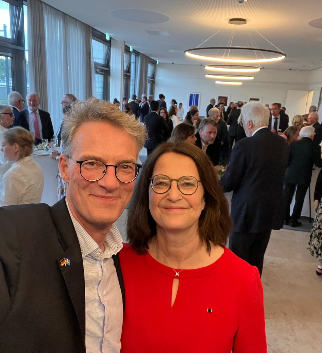 TyskaAmbassaden's tweet image. Efter fyra år i Stockholm tog ambassadörsparet @GermanAmbSWE Christina Beinhoff & Joachim Bertele farväl av vänner och samarbetspartner från politik, militär, kultur, näringsliv och den tyska communityn. Tack för det goda samarbetet under åren. 🇩🇪🤝🇸🇪