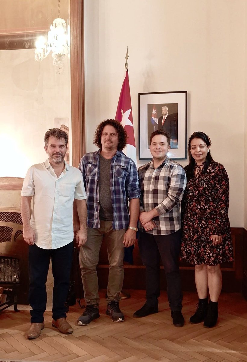 Sostuvimos fructífero intercambio con profesores cubanos que desarrollan proyectos de cooperación con universidades belgas en <a href="/EmbaCubaBelgica/">Embajada de Cuba en Bélgica y la UE</a>. 

Agradecemos la visita de los profesores  Manuel Alejandro Rubio Rodríguez y Yaniel García Lovella, de la <a href="/UCLVCU/">UCLV 🇨🇺</a>.  

#JuntosXCuba