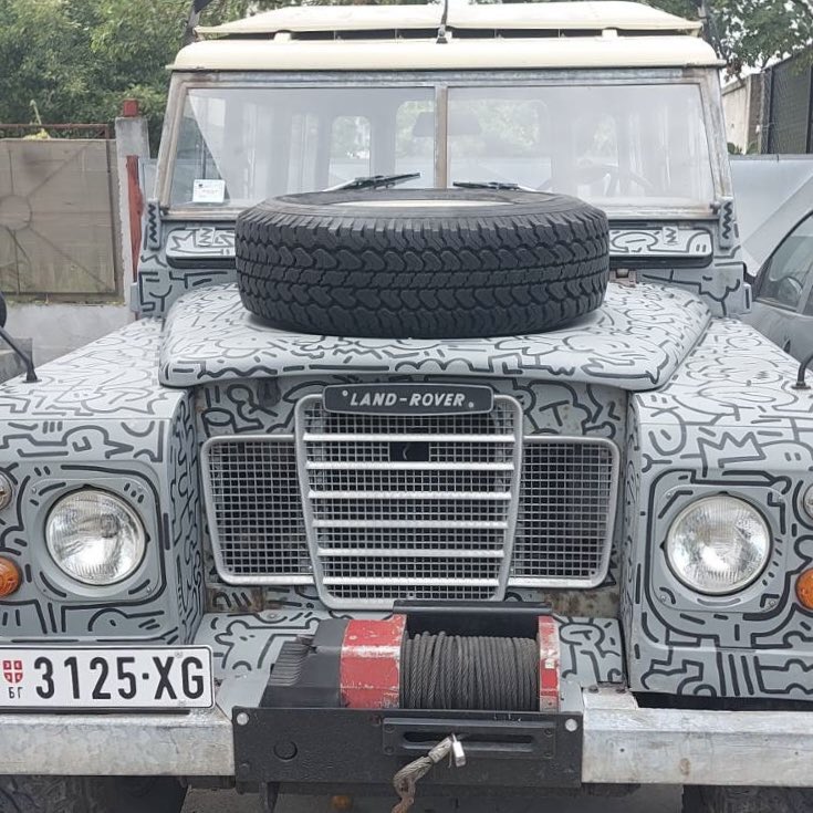 StudioMural's tweet image. Gledajte na ulicama moj mural na ovom Land Rovere.