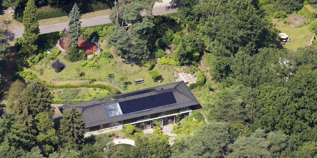Victoria's Secret achter de bomen: een kijkje bij de Gooische villa van Doutzen Kroes quotenet.nl/entertainment/…