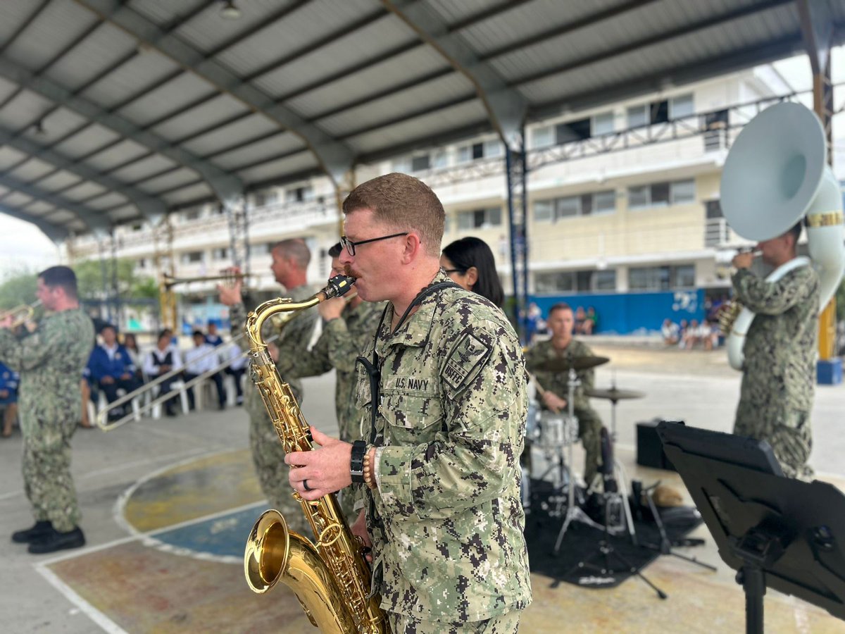 🚨 Recuerda que las atenciones médicas gratuitas se darán solo en el Centro de Atención Integral (CAI).

La tripulación del #USNSComfort se encuentra desde este lunes en distintas escuelas de Manta, realizando talleres, reparaciones y trabajo con la comunidad.

#AmericaStronger