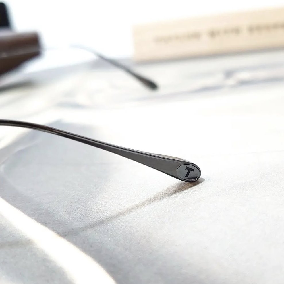 【TAYLOR WITH RESPECT】
phi Col.5
 
黄金比の比率記号[Φ(phi ファイ)]から名付けたラウンドタイプ。デザインのアクセントとして、故意に分割したスリット上下の比率に黄金比を取り入れました