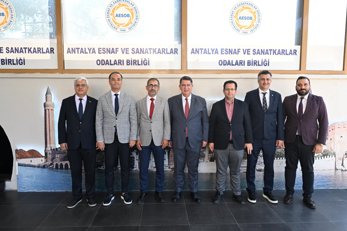 antsmmmodasi's tweet photo. Oda Başkanımız Necati ŞENYİĞİT ve Yeni Dönem Yönetim Kurulumuz, Esnaf ve Sanatkarlar Odaları Birliği Başkanı Adlıhan DERE’yi makamında ziyaret etti. Ziyarette mesleki sorunlar ve çözüm önerileri hakkında görüşüldü. 

https://t.co/0fHYNn0RrL https://t.co/aiUxEcMvhQ