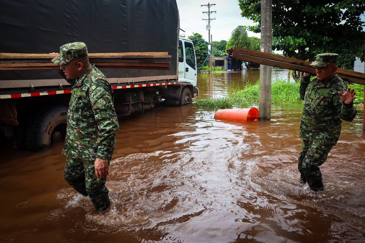 Ejército Nacional de Colombia (@col_ejercito) on Twitter photo Hemos dispuesto personal y vehículos para apoyar la evacuación de enseres y acompañar a las familias que lo han perdido todo.
Porque servir a #Colombia es estar presentes en los momentos más difíciles.
#SoldadoEsServicioSocial
<a href="/Ejercito_CAAID/">Comando de Acción Integral del Ejército Nacional</a> Hemos dispuesto personal y vehículos para apoyar la evacuación de enseres y acompañar a las familias que lo han perdido todo.
Porque servir a #Colombia es estar presentes en los momentos más difíciles.
#SoldadoEsServicioSocial
<a href="/Ejercito_CAAID/">Comando de Acción Integral del Ejército Nacional</a>