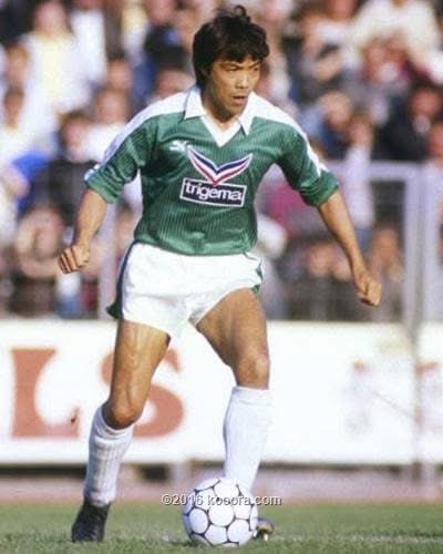 كرة القدم في اليابان ولدت مبكرا يبو علي منذ سبتمبر 1873. كما نظموا بطولة كرة قدم مدرسية تخيل لجميع مدارس اليابان أقاموها في أوساكا عام 1918 قبل تأسيس اتحاد الكرة تبعهم بعامين.
وأول تجربة احتراف لهم في اوروبا كانت عام 1977 عندما فاجأ نادي كولن الألماني بإعلان تعاقده مع الياباني