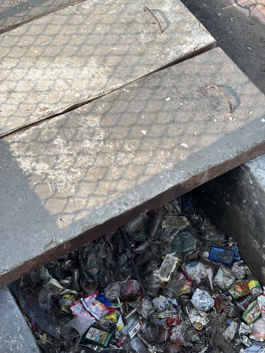 suyashkrishna's tweet photo. @noida_authority naali in front of sri krishna gaushala. Sec-117 main road is chocked. Kindly get it cleaned https://t.co/oc9TE8nXO7