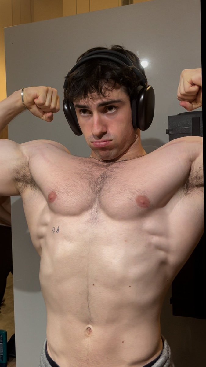 Worship all this muscle 💪🏻