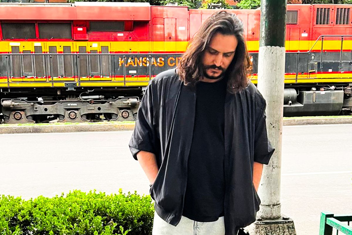 #Eliezer redefines the underground with his ‘David Bowie’, out now on Chicken Town Records.

Get all the details here: doofdoof.co/2025/07/07/eli…