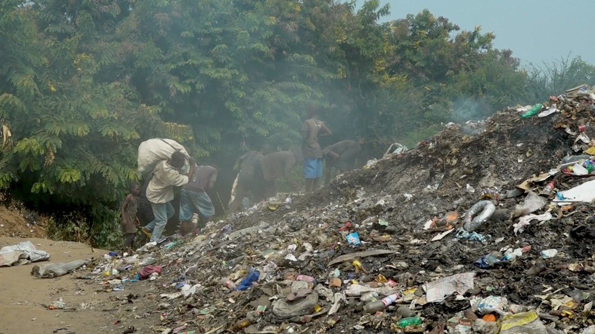 Certains habitants du quartier Gisyo en commune Mugere de la province de Bujumbura se plaignent de la présence d’un dépotoir clandestin proche de leurs maisons. Ils affirment que ces déchets sont brûlés, dégageant une fumée nocive et demandent à l’administration de les déplacer.