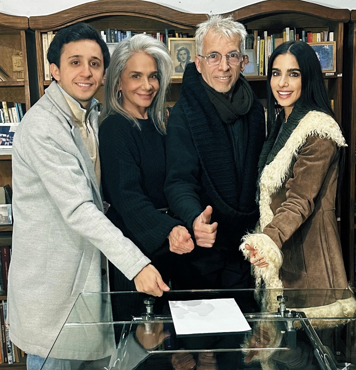 📌 Nuevo estreno en agosto: Gerardo Romano, Ana María Picchio, Rodrigo Noya y Gabriela Sari “ponen el dedo”, a modo de formal contrato, para la presentación por primera vez en nuestro país de la comedia francesa de Eric Assous “El secreto”, bajo dirección de Manuel González Gil.