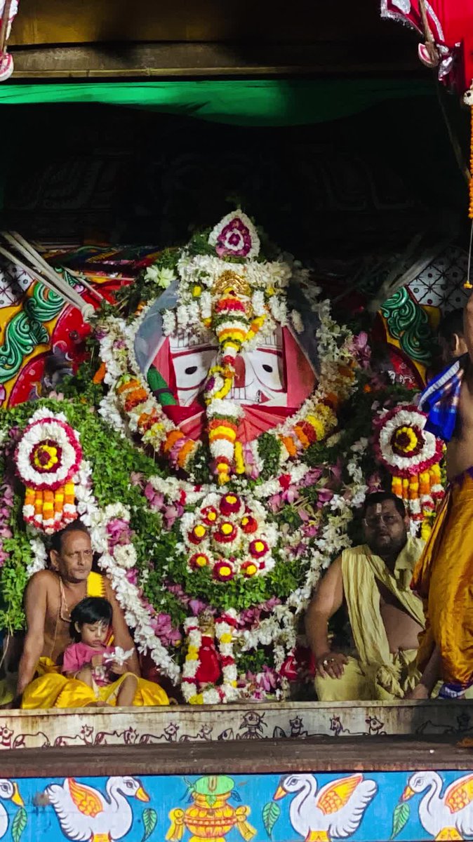 odiajagat's tweet image. ଗତକାଲି ହରିଶୟନ ଏକାଦଶୀରେ ରଥାରୂଢ ଶ୍ରୀବିଗ୍ରହଙ୍କର ବଲ୍ଲଭ ବଡ଼ସିଂହାର ବେଶ ଦର୍ଶନ 

ଜୟ ଜଗନ୍ନାଥ 😍❤️🙏