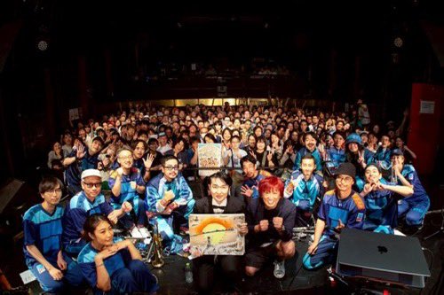 うれしいときー！
昨日のライブめちゃくちゃ楽しかったときー！

悲しいときー！
出番終わって着替えた後で写真撮るってなって、あわててジャケットだけ着て出てきた芸人を見たときー！