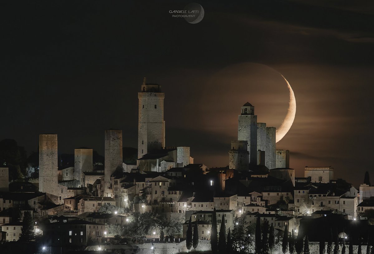La impresionante vista nocturna obra de Gabriele Laffi nos deja con la boca abierta 😍

Este pequeño pueblo de la Toscana, declarado Patrimonio de la Humanidad por la UNESCO, llegó a tener hasta 72 torres, de las cuales todavía conserva muchas. 
¿Sabrías decirnos cuál es? 👇