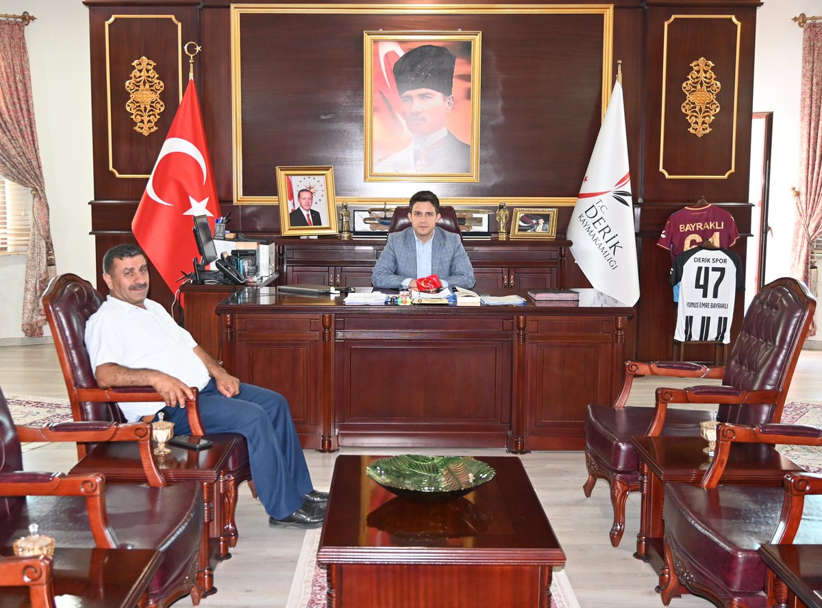 T.C. Derik Kaymakamlığı (@derikkaymakam) on Twitter photo Şehitlerimiz İdan Dinç ve Nuri Dinç’in kardeşi Mehmet Dinç, Kaymakamınız <a href="/yemrebayrakli/">Yunus Emre Bayraklı</a>’yı makamında ziyaret etti.
<a href="/TC_icisleri/">T.C. İçişleri Bakanlığı</a>
<a href="/Mardin_Valiligi/">Mardin Valiliği</a>
<a href="/iletisim/">T.C. İletişim Başkanlığı</a> Şehitlerimiz İdan Dinç ve Nuri Dinç’in kardeşi Mehmet Dinç, Kaymakamınız <a href="/yemrebayrakli/">Yunus Emre Bayraklı</a>’yı makamında ziyaret etti.
<a href="/TC_icisleri/">T.C. İçişleri Bakanlığı</a>
<a href="/Mardin_Valiligi/">Mardin Valiliği</a>
<a href="/iletisim/">T.C. İletişim Başkanlığı</a>