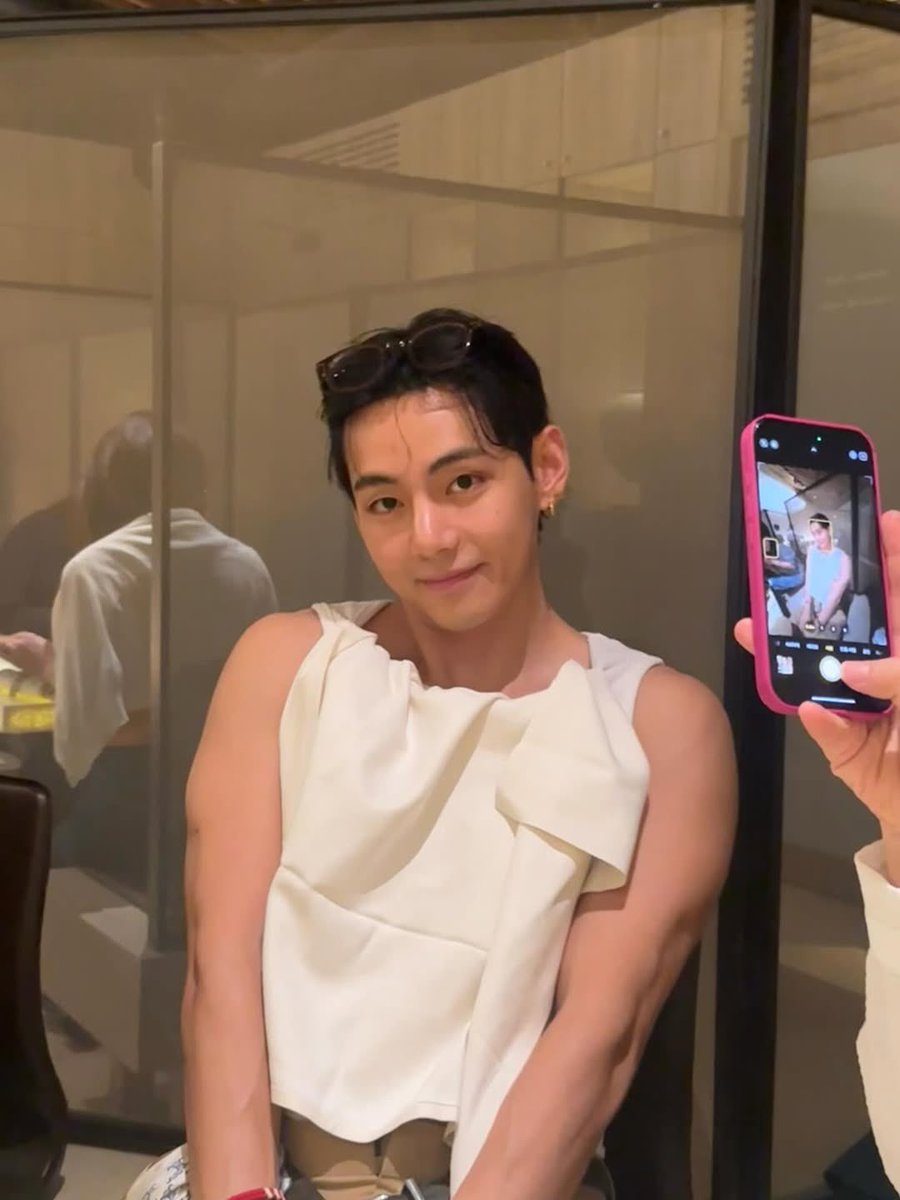 _BTSMoments_'s tweet image. [📸 Instagram Post — #V] (3/4)

(instagram.com/p/DLz3tOhSTR7/…)

STYLE ICON V
FASHION LEGEND V 
KIM TAEHYUNG 
#VxCelineFashionShow
#TAEHYUNGxCELINE
#CELINESPRING2026