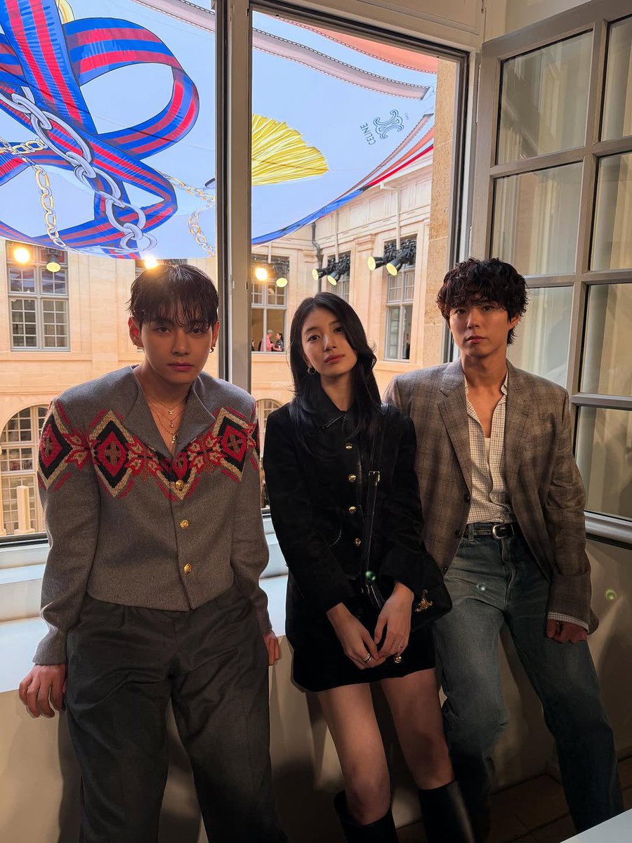 _BTSMoments_'s tweet image. [📸 Instagram Post — #V] (3/4)

(instagram.com/p/DLz3tOhSTR7/…)

STYLE ICON V
FASHION LEGEND V 
KIM TAEHYUNG 
#VxCelineFashionShow
#TAEHYUNGxCELINE
#CELINESPRING2026