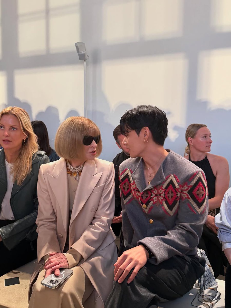 _BTSMoments_'s tweet image. [📸 Instagram Post — #V] (3/4)

(instagram.com/p/DLz3tOhSTR7/…)

STYLE ICON V
FASHION LEGEND V 
KIM TAEHYUNG 
#VxCelineFashionShow
#TAEHYUNGxCELINE
#CELINESPRING2026