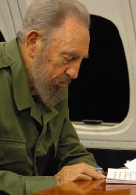 📷 #FidelCastro revisa el texto de la 2da. Edición de "Cien Horas con #Fidel" durante el viaje hacia Córdoba, #Argentina, 2006.

👉vwww.fidelcastro.cu