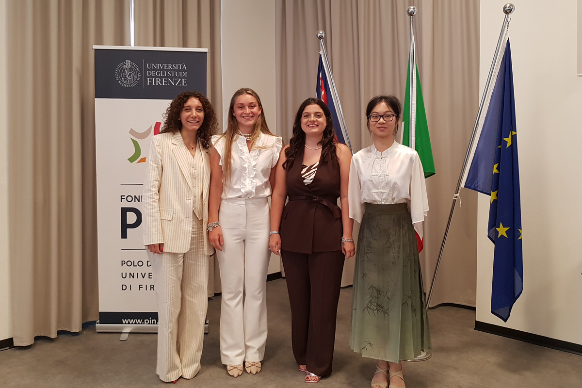 UNI_FIRENZE's tweet image. Giornata di festa alla sede del @pinpoloprato  dell’Università di Firenze, dove oggi si è tenuta la prima cerimonia di laurea del corso triennale in Design, Tessile e Moda. 
👏Auguri per il futuro alle undici neodottoresse!

url.garr.it/tHTKJ

#laureatiUnifi #studentiUnifi