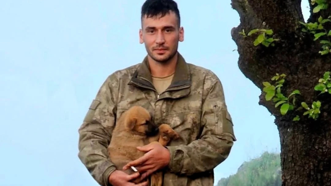 🇹🇷  Şehidimiz Özkan Özkanlı’nın kardeşiyle birlikte yetim olarak büyüdüğü, öğretmenlerle konuşarak kendisi gibi yetim öğrencilere sözleşmeli maaşından burs verdiği ortaya çıktı.
