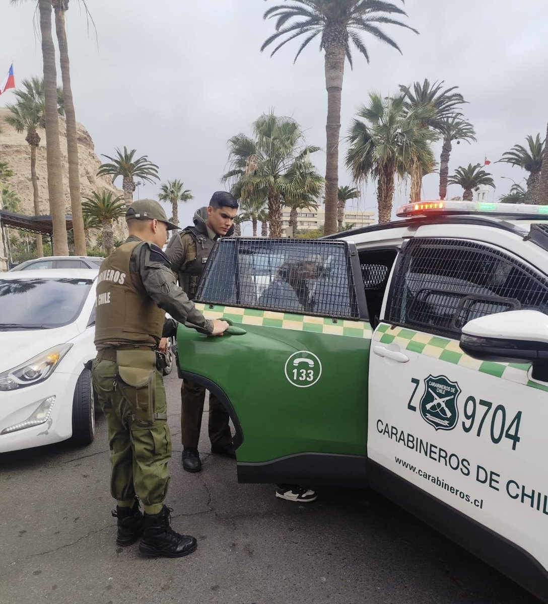 Carabineros Región de Arica y Parinacota (@carabarica) on Twitter photo Tres hombres, todos prófugos de la Justicia, uno por tráfico de drogas y dos por delito de lesiones, fueron controlados y detenidos por nuestras patrullas mixtas #OS14 y <a href="/MuniArica/">Municipalidad de Arica</a> en sector de 18 septiembre, El Pedregal y Calle Bautista. Tres hombres, todos prófugos de la Justicia, uno por tráfico de drogas y dos por delito de lesiones, fueron controlados y detenidos por nuestras patrullas mixtas #OS14 y <a href="/MuniArica/">Municipalidad de Arica</a> en sector de 18 septiembre, El Pedregal y Calle Bautista.