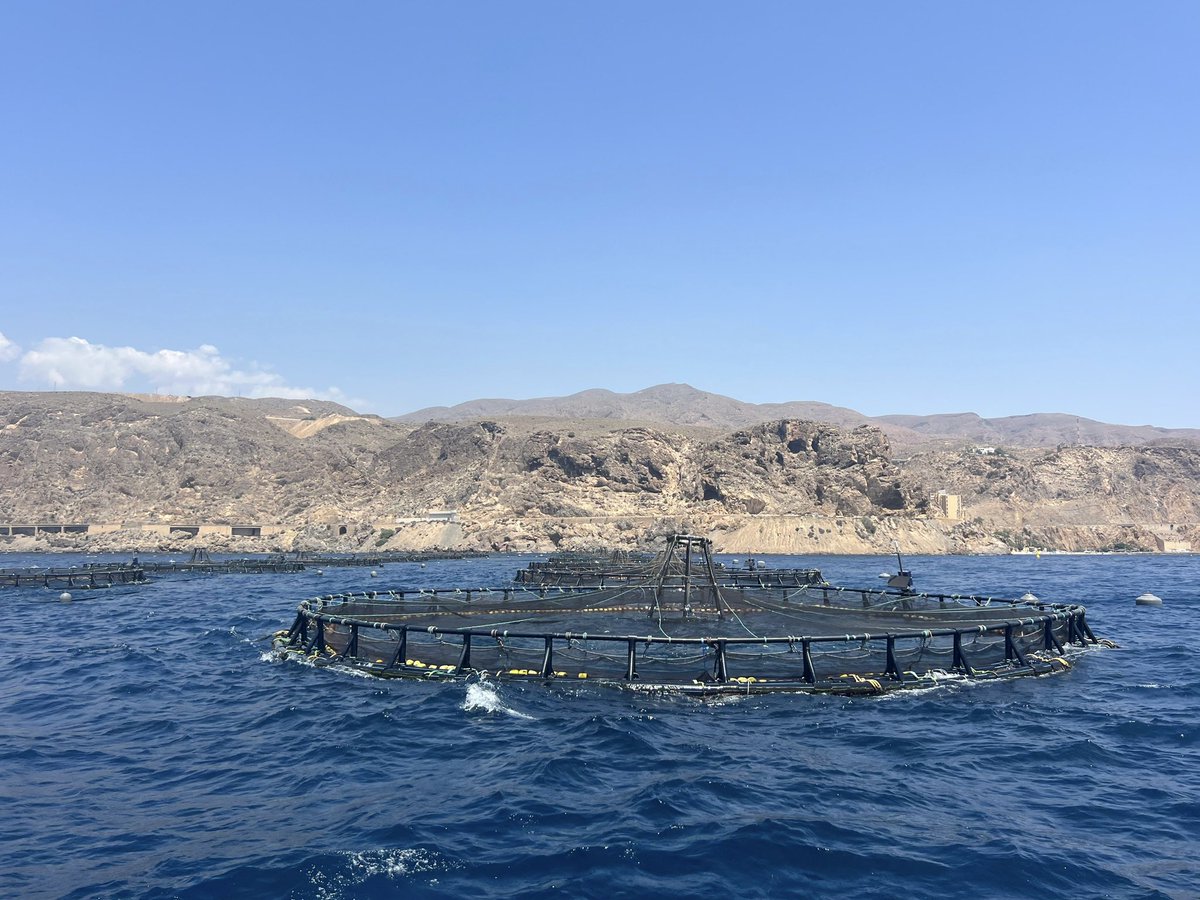 Acompañamos al consejero de @AgriculturaAND, <a href="/RamonFPM/">Ramón Fernández-Pacheco M</a> , en su visita a <a href="/cookeespana/">Cooke España</a>, en el Puerto de Almería, donde gestionan de forma sostenible la mayor granja marina de #Andalucía. Ciencia, experiencia y calidad en el entorno portuario.