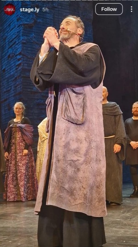 EthanFreemanfan's tweet photo. Another lovely picture of Ethan Freeman taking his bow in Die Päpstin now running in Fulda
#EthanFreeman #musical #musicals #musicaltheatre #musicaldarsteller https://t.co/Lt9QB0muRb