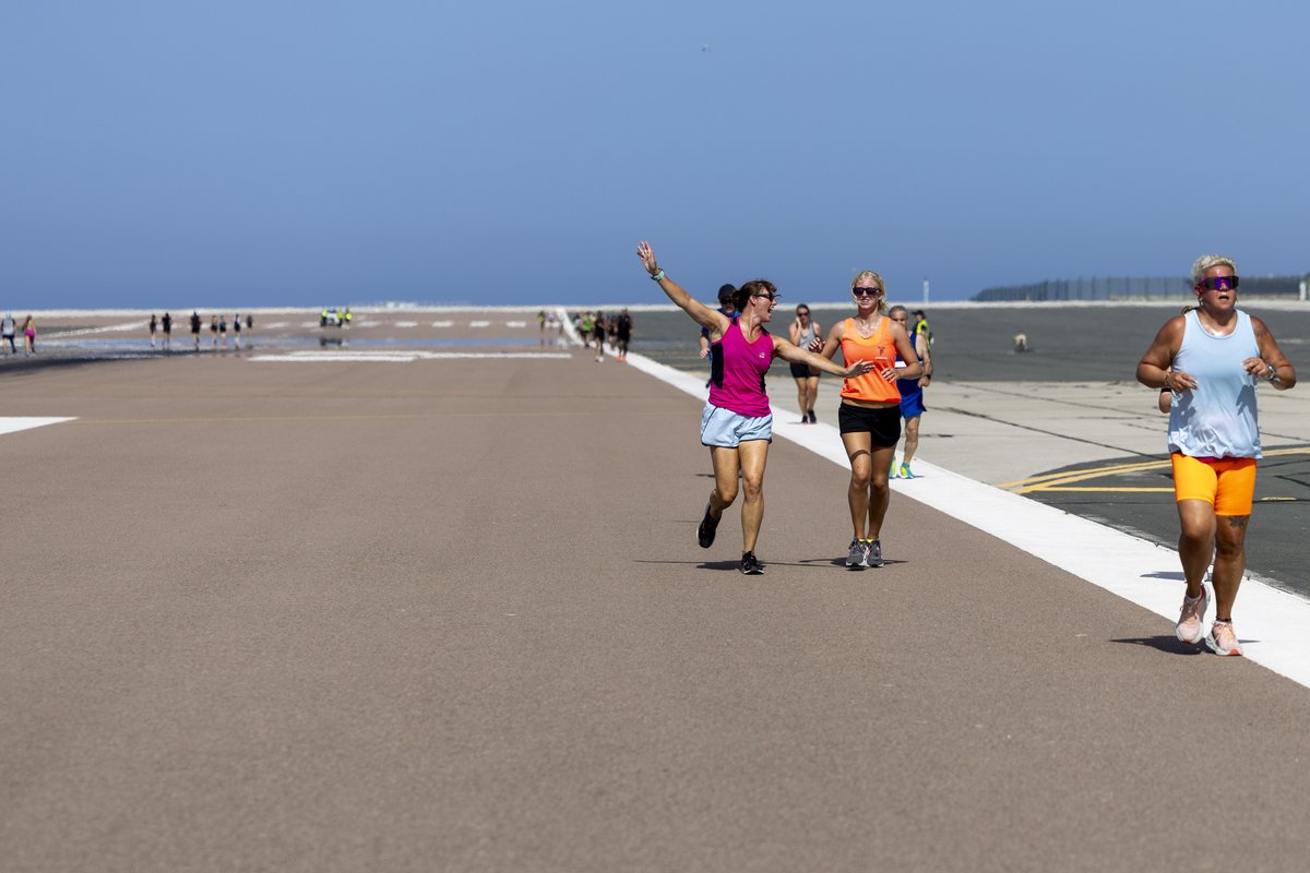 UKStratCom's tweet image. 🇬🇮Our @MODGibraltar team recently turned the runway into a charity track
🏃️380 runners raised £5,000 for @CwC_UK and GBC Open Day, Gibraltar's biggest fundraising event
Cdre Tom Guy, Commander British Force, praised how the event united our military and civilian communities
