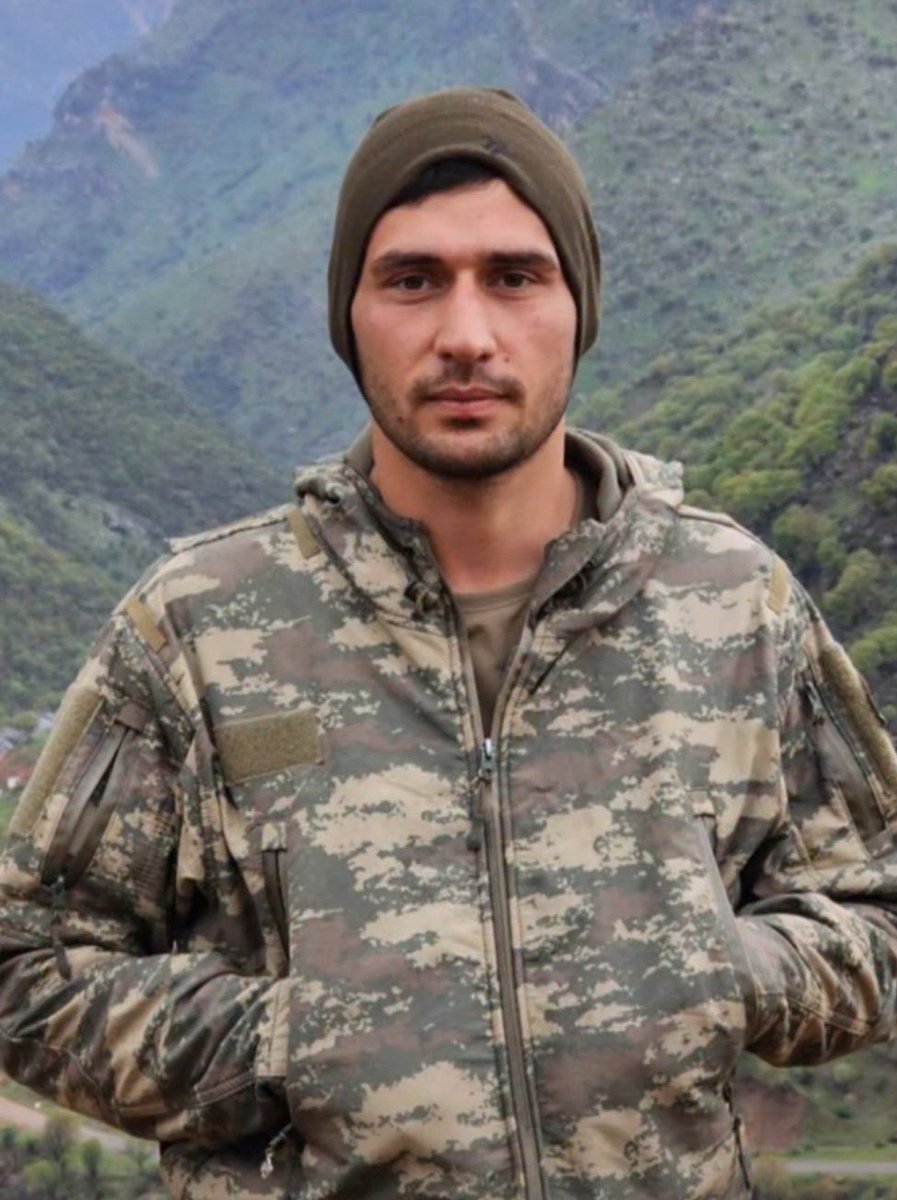 siyahsancakx's tweet photo. 🇹🇷 Asker maaşı ile yetim öğrencilere burs veren ve yetimlere harçlık gönderen Şehit Sözleşmeli Er Özkan Özkanlı’nın kendisinin de yetim büyüdüğü ortaya çıktı. https://t.co/kmjqHDT8yU