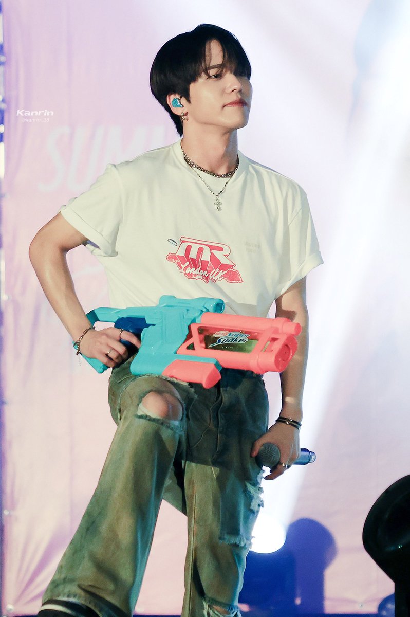 250622 대만 버스킹

🐿️：
제가 작은게 아니구요. 물총이 컸습니다.

#온앤오프 #ONF #유 #U #유토 #水口裕斗