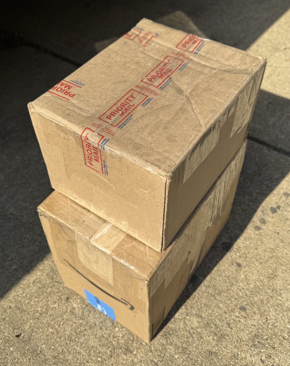 FortniteFNLK's tweet photo. SHIPPING OUT THE GIVEAWAY WINNERS 📦✈️

USE CODE ‘FNLK’ #ad #FNLKLegit https://t.co/jpIovEmWPL
