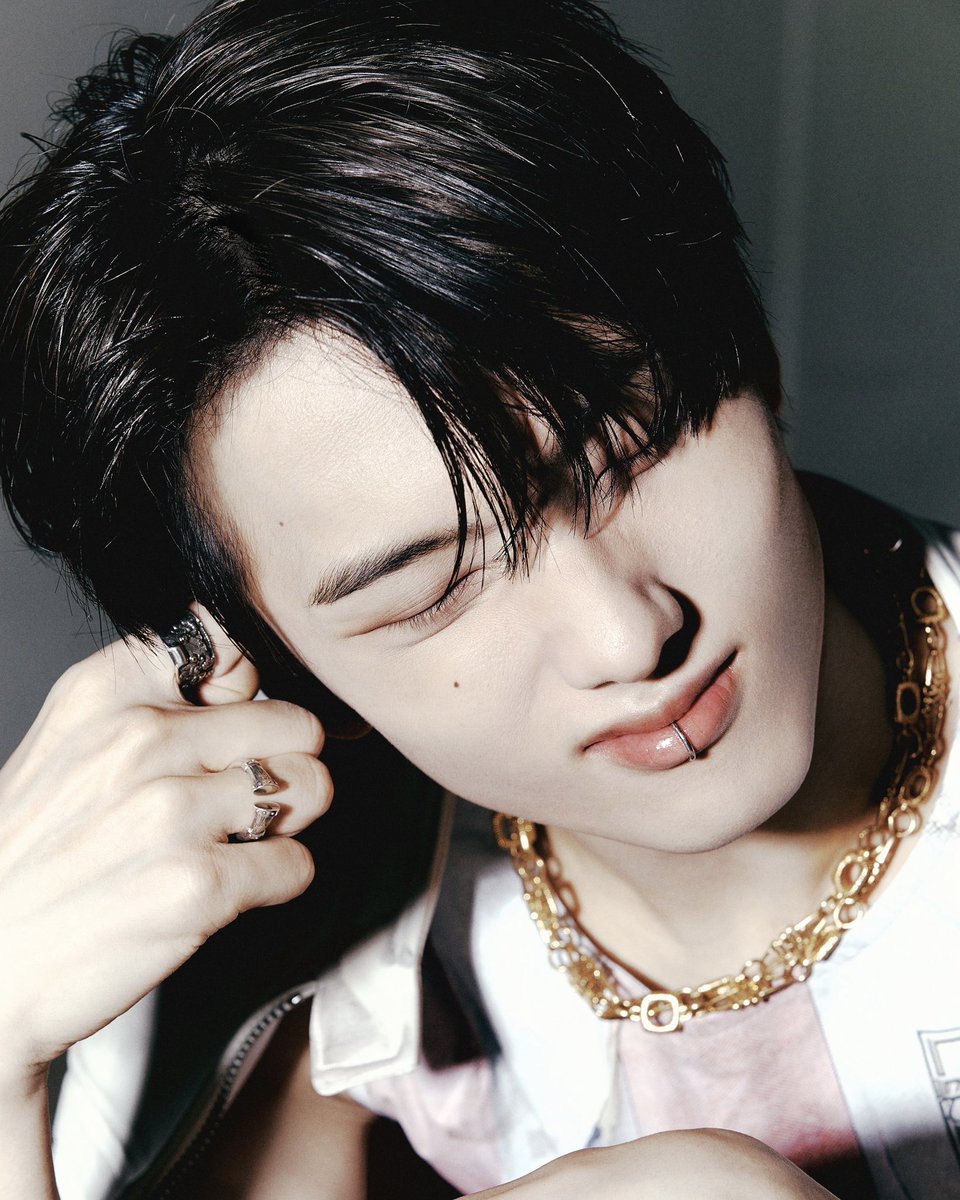 sleeveless jisung with lip piercing world stop..