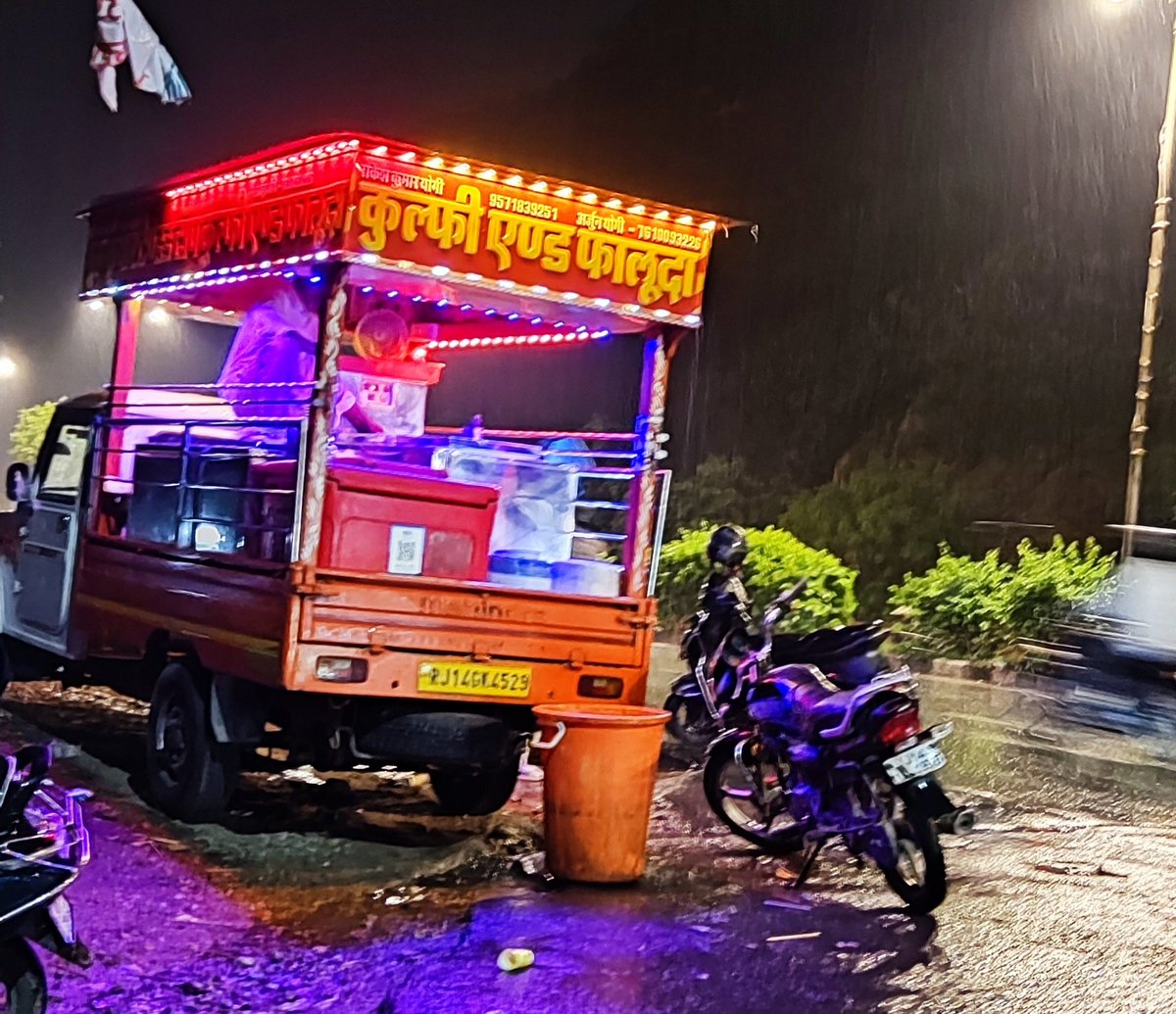 कुल्फी की ठंडक, फालूदा का स्वाद,  
दिल को लुभाए, जैसे चाँदनी की चादर बरसात।  
रबड़ी की मिठास, केसर का रंग,  
हर कौर में बस जाए, प्यार भरा संग।

#बारिश ☔ 

𝕏 कलम-ए-हंस 𓂃✍︎