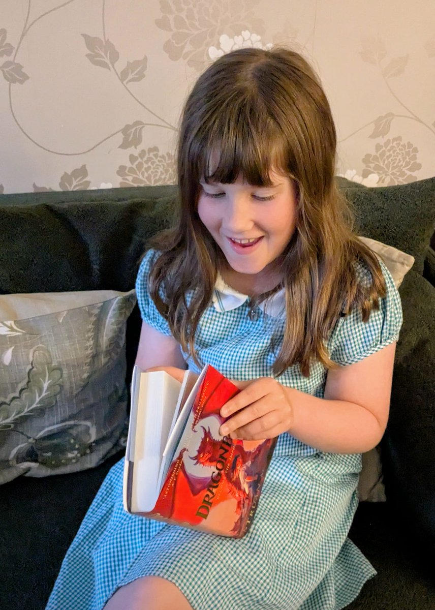 parrot_street's tweet image. Macaw subscriber Matilda looks thrilled with her prize from our May competition 😍 Subscribers, we'll be drawing the winner of our June competition this week - it could be you! #kidsbookclub