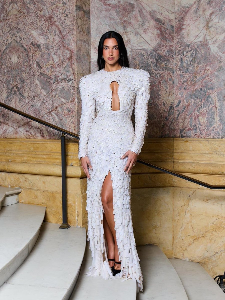 TeamDuaHQ's tweet image. DUA-RELLI πͺ½ Serving angel energy at the Schiaparelli Haute Couture show in Paris