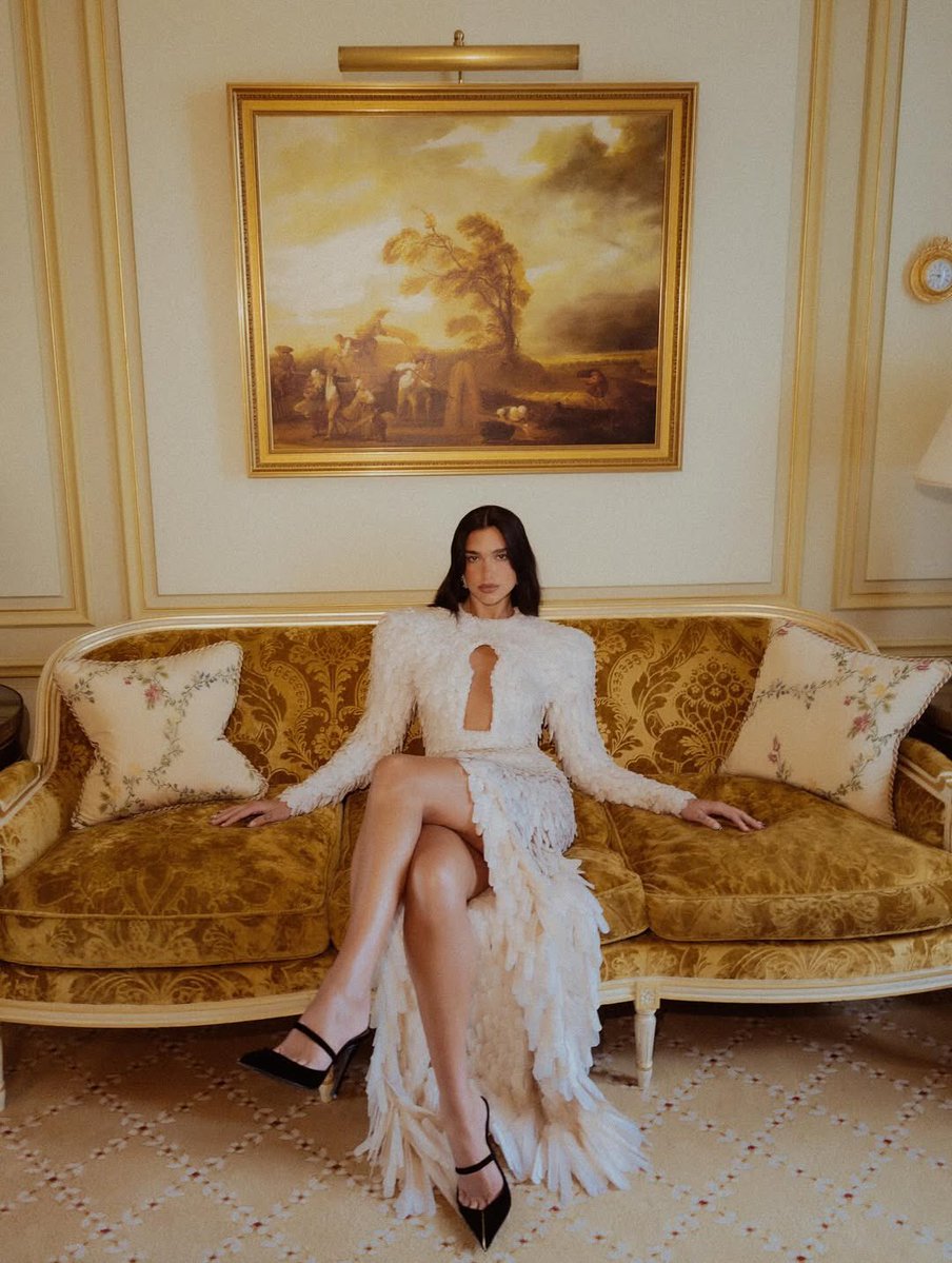 TeamDuaHQ's tweet image. DUA-RELLI πͺ½ Serving angel energy at the Schiaparelli Haute Couture show in Paris