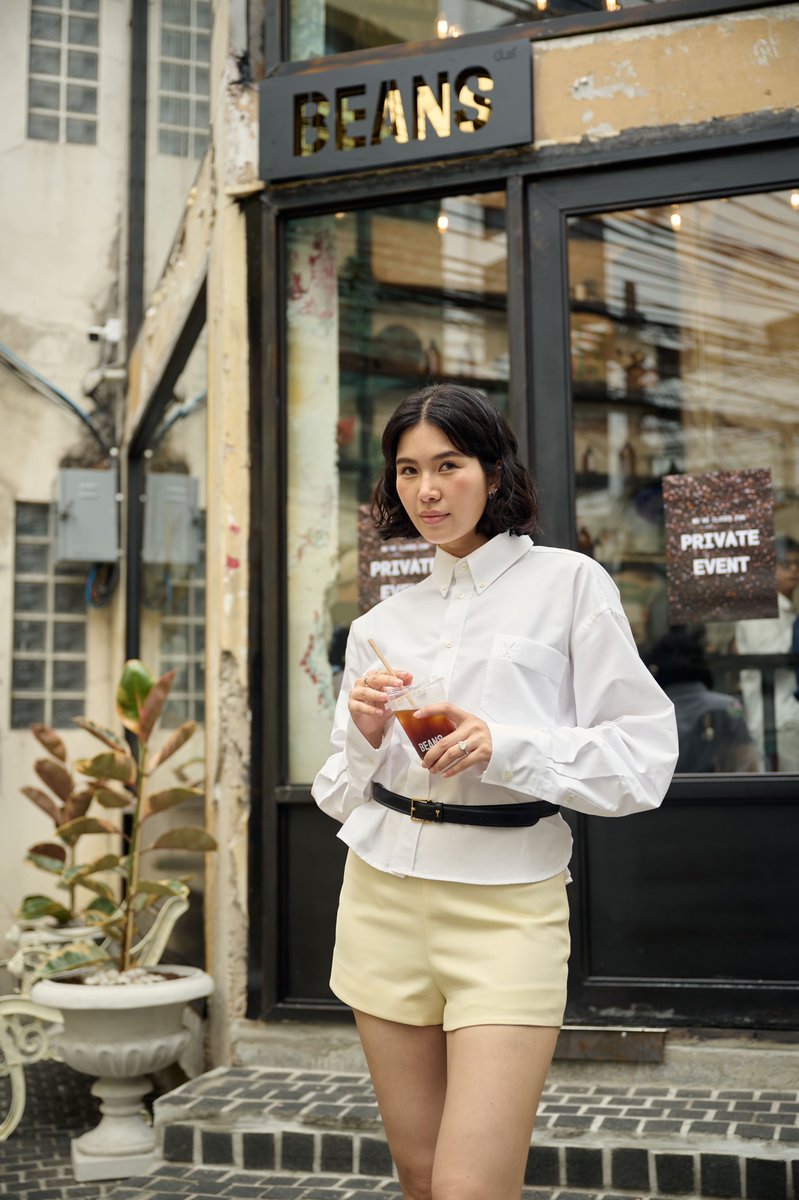 faikeaw_ent's tweet photo. สองอินฟลูสายแฟ “บุ๊ค กษิดิ์เดช” และ “พราว โอลีฟส์’ สัมผัสเสน่ห์ BEANS Coffee Roaster คาเฟ่สุดเท่บนถนนทรงวาด
อ่านต่อ : https://t.co/ncTBXz13qq
#kasibook #พราวโอลีฟส์
#BeansSongwat #BeansFlagship #Createyourownblend https://t.co/9zXxhWTW1M