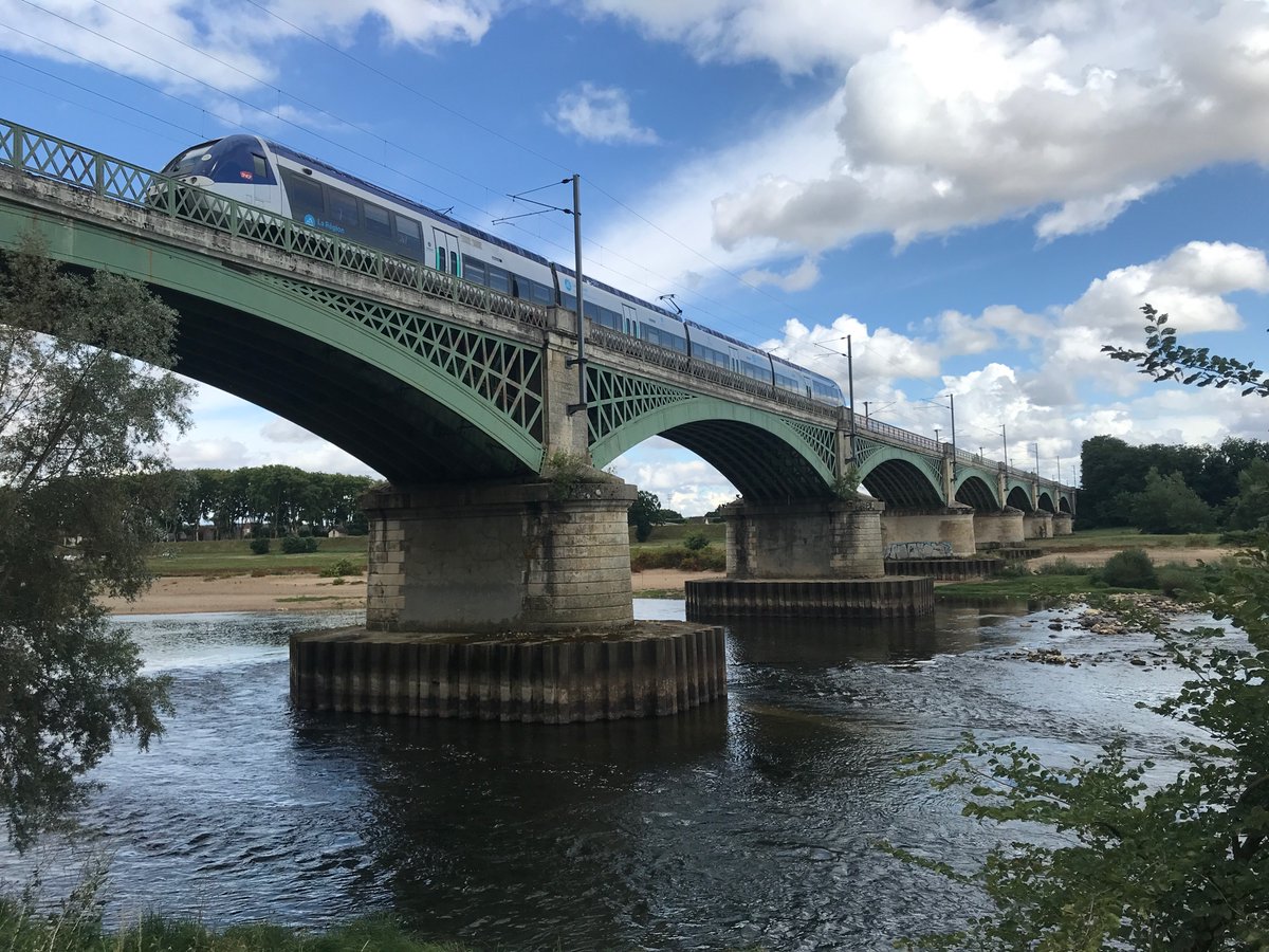 Le TER inter-régional 16848 Lyon ➡️ Tours traverse la Loire à Nevers, peu après le passage d'un train de fret et suivi du TER 861612 Bourges ➡️ Nevers.
📸 7 juillet 2025