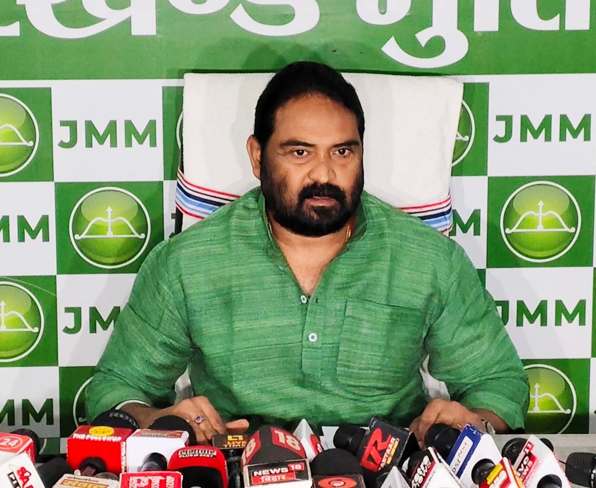 Vinod Kumar Pandey (@vinodpandeyjmm) on Twitter photo рдкреНрд░реЗрд╕ рдмрдпрд╛рди :
-----------------
рдЭреВрда рдФрд░ рд╕рд╛рдЬрд┐рд╢ рдХреА рд░рд╛рдЬрдиреАрддрд┐ рдХрд░ рд░рд╣реА рд╣реИ рднрд╛рдЬрдкрд╛ :
рднрд╛рдЬрдкрд╛ рдХреЗ рдкрд╛рд╕ рди рддреЛ рдореБрджреНрджрд╛ рдмрдЪрд╛ рд╣реИ, рди рд╣реА рдЬрдирд╕рдорд░реНрдерди, рдЗрд╕рд▓рд┐рдП рд╡рд╣ рдмреМрдЦрд▓рд╛рд╣рдЯ рдореЗрдВ рдЭреВрда, рдлрд░реЗрдм рдФрд░ рдЕрдлрд╡рд╛рд╣реЛрдВ рдХреА рд░рд╛рдЬрдиреАрддрд┐ рдХрд░ рд░рд╣реА рд╣реИред рднрд╛рдЬрдкрд╛ рдХреА рдкреНрд░реЗрд╕ рд╡рд╛рд░реНрддрд╛ тАШрд╣рд╛рд╕реНрдпрд╛рд╕реНрдкрджтАЩ.. тАЬрднрд╛рдЬрдкрд╛ рдХрд╛ рдЖрджрд┐рд╡рд╛рд╕реА-рдореВрд▓рд╡рд╛рд╕реА рд╡рд┐рд░реЛрдзреА рдЪреЗрд╣рд░рд╛ рдЭрд╛рд░рдЦрдВрдб рдХреА рдЬрдирддрд╛ рдХреЗ рдкреНрд░реЗрд╕ рдмрдпрд╛рди :
-----------------
рдЭреВрда рдФрд░ рд╕рд╛рдЬрд┐рд╢ рдХреА рд░рд╛рдЬрдиреАрддрд┐ рдХрд░ рд░рд╣реА рд╣реИ рднрд╛рдЬрдкрд╛ :
рднрд╛рдЬрдкрд╛ рдХреЗ рдкрд╛рд╕ рди рддреЛ рдореБрджреНрджрд╛ рдмрдЪрд╛ рд╣реИ, рди рд╣реА рдЬрдирд╕рдорд░реНрдерди, рдЗрд╕рд▓рд┐рдП рд╡рд╣ рдмреМрдЦрд▓рд╛рд╣рдЯ рдореЗрдВ рдЭреВрда, рдлрд░реЗрдм рдФрд░ рдЕрдлрд╡рд╛рд╣реЛрдВ рдХреА рд░рд╛рдЬрдиреАрддрд┐ рдХрд░ рд░рд╣реА рд╣реИред рднрд╛рдЬрдкрд╛ рдХреА рдкреНрд░реЗрд╕ рд╡рд╛рд░реНрддрд╛ тАШрд╣рд╛рд╕реНрдпрд╛рд╕реНрдкрджтАЩ.. тАЬрднрд╛рдЬрдкрд╛ рдХрд╛ рдЖрджрд┐рд╡рд╛рд╕реА-рдореВрд▓рд╡рд╛рд╕реА рд╡рд┐рд░реЛрдзреА рдЪреЗрд╣рд░рд╛ рдЭрд╛рд░рдЦрдВрдб рдХреА рдЬрдирддрд╛ рдХреЗ