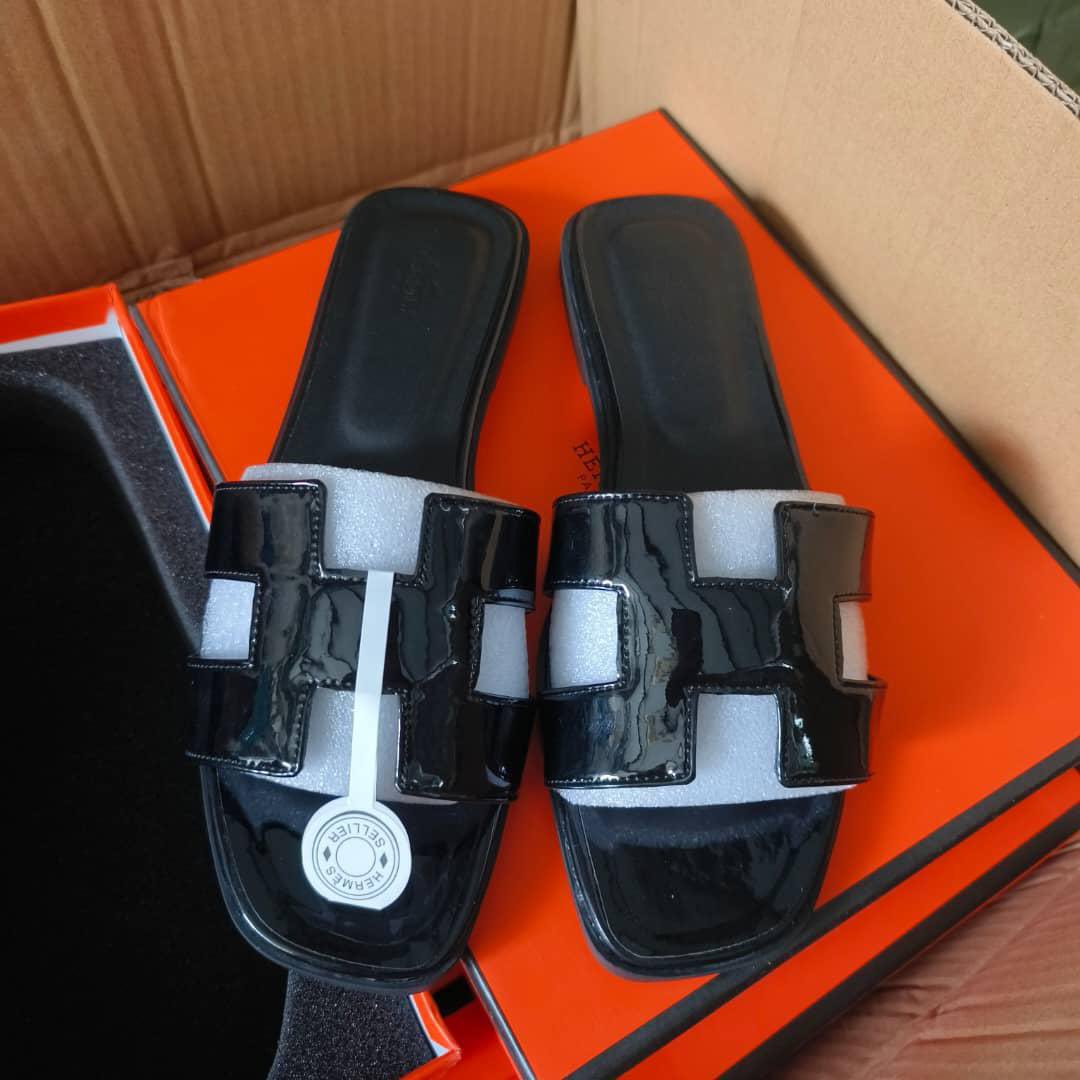Glossy slides 

Size:37-42 

Price:36,000