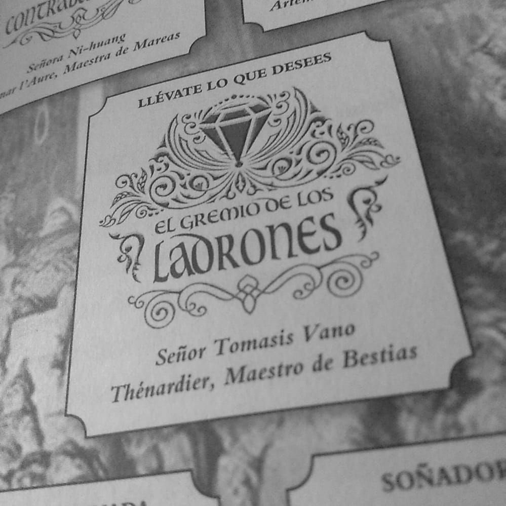 ⠀

           𝕷𝒂 𝕮𝒐𝒖𝒓𝒕 𝖔𝒇 𝖙𝒉𝒆 𝕱𝒐𝒓𝒈𝒐𝒕𝒕𝒆𝒏
           ────  𝓡ol de época
          
           ❛ 𝔈́𝑟𝑎𝑚𝑜𝑠 𝔭𝑜𝑙𝑣𝑜 𝔢𝑛 𝔩𝑜𝑠 𝔷𝑎𝑝𝑎𝑡𝑜𝑠
             𝔡𝑒 𝔓𝑎𝑟𝜄́𝑠. 𝔄𝘩𝑜𝑟𝑎 𝔟𝑎𝑖𝑙𝑎𝑚𝑜𝑠
             𝔰𝑜𝑏𝑟𝑒 𝔰𝑢𝑠 𝔯𝑢𝑖𝑛𝑎𝑠. ❜