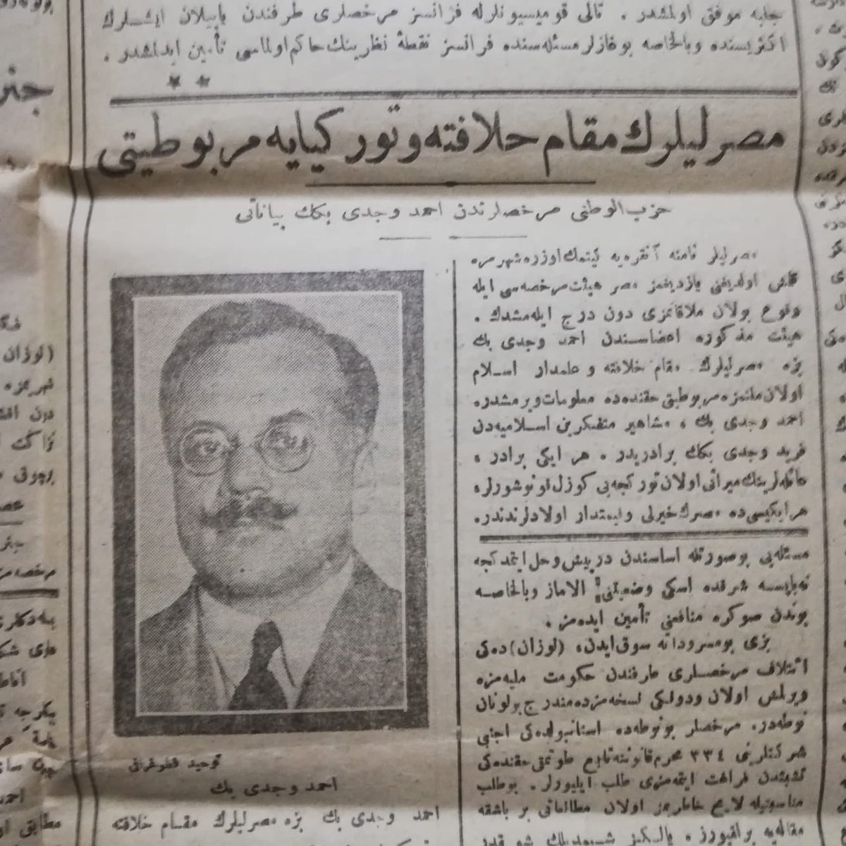 Mısırlıların makam-ı hilafete ve Türkiye'yle merbutiyyeti

Araplar Türklerin en hakiki ve en samimi kardeşleridir. Hilafet vesilesiyle daima Türklerle yek-vücud olmuşlardır. Halifeliğin ilgasıyla bu merbutiyet  an-kasdin kat' edilmiştir.