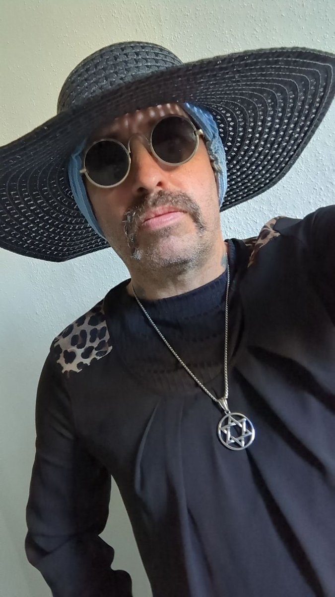 Links: Von Queer.de zertifizierte Transfrau
Rechts: Im Faktencheck von Queer.de entlarvter Mann