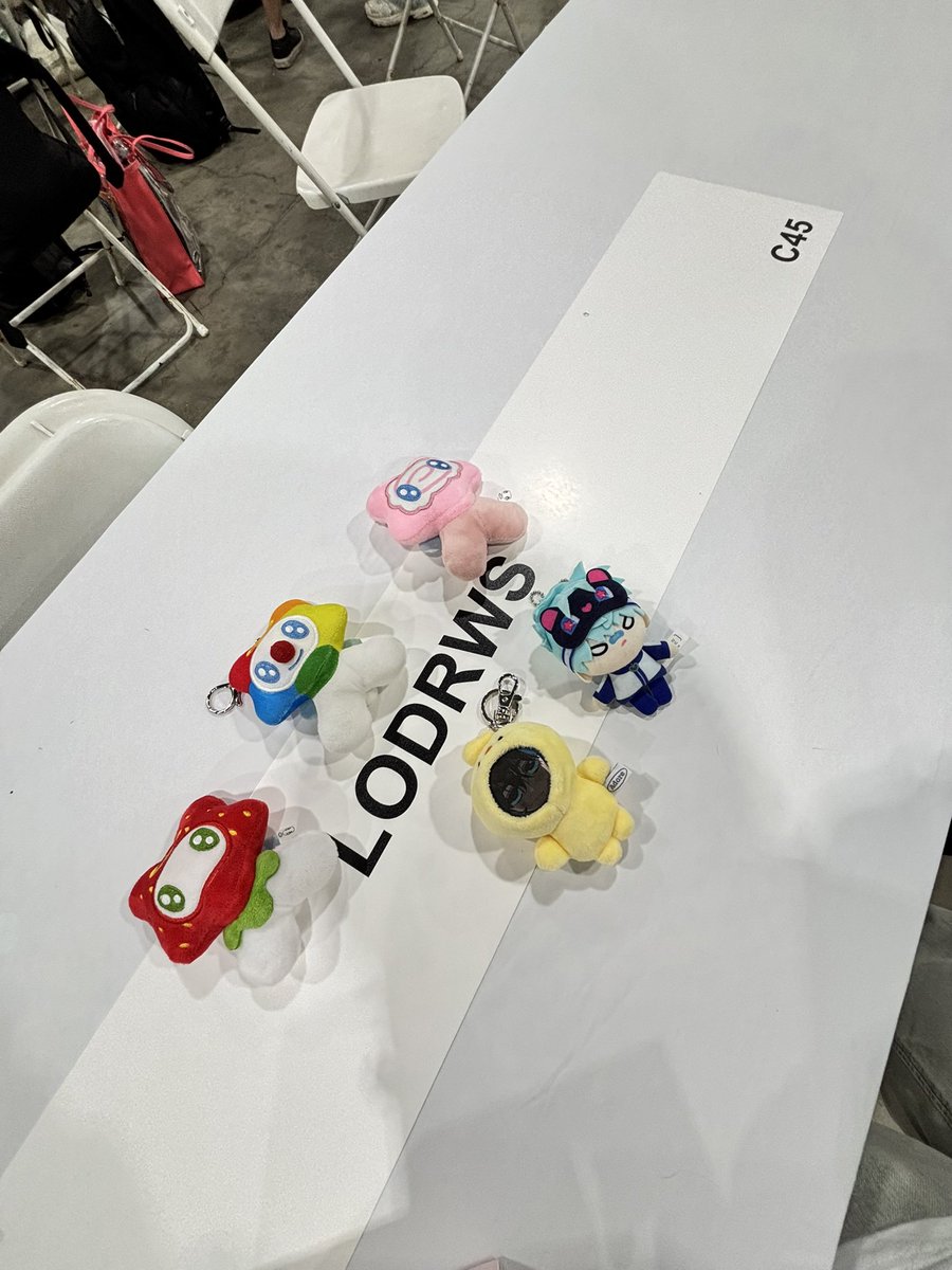 lodrws's tweet image. Man I’m gonna miss ax 🥹 .. thank you for coming to my table!! Saw so many moots literally a friend convention