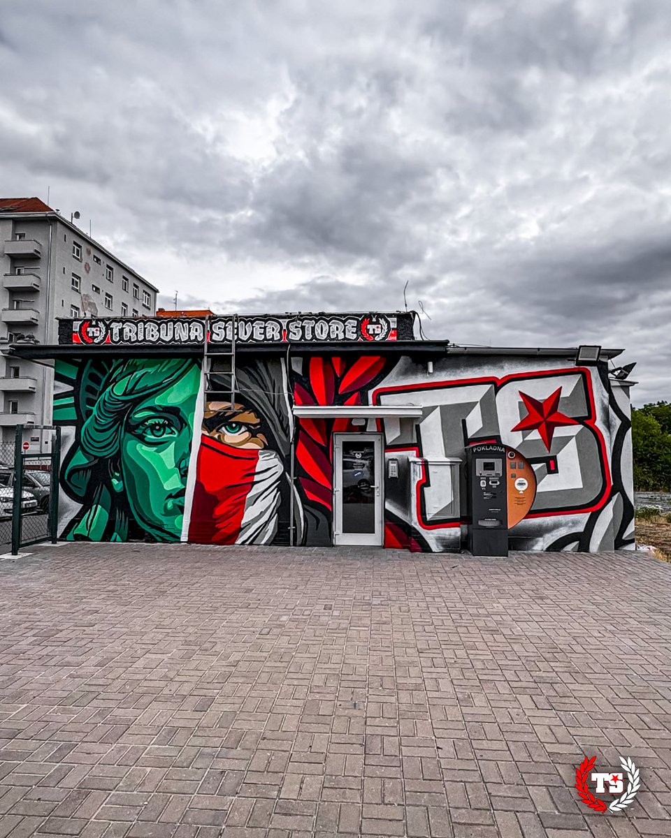 🎨 Letní pauzu jsme již tradičně využili k úpravě okolí stadionu. Tentokrát se do mušky našich malířů dostala fasáda nedávno přestěhovaného TS store.

🔥 Nově naši prodejnu zdobí dobře známý motiv z jedné z našich choreografií s jasným poselstvím, které je v dnešní době stále