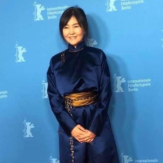 Кино найруулагч А.Миеэгомбо: Жинхэнэ гавьяатууд бол уг нь тэд

Өлзийн Наранбаатар, 
Дугаржавын Батцэцэг, 
Очирбатын Оюун буюу орчуулгын киноны авьяаслаг жүжигчид маань.
Даанч даруухан нь дэндсэн улс. Урдах ажлаа л сайн хийхээс биш, алдар цол, гавьяа шагналын араас хөөцөлдөж