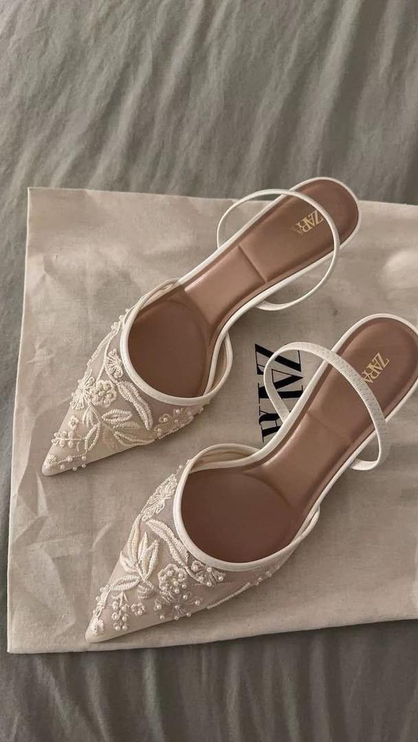 ZR Embroidered sling back heel
(A beauty to behold 🤩)

Size 37-42

Price:35,000

Packed in a branded ZR nylon