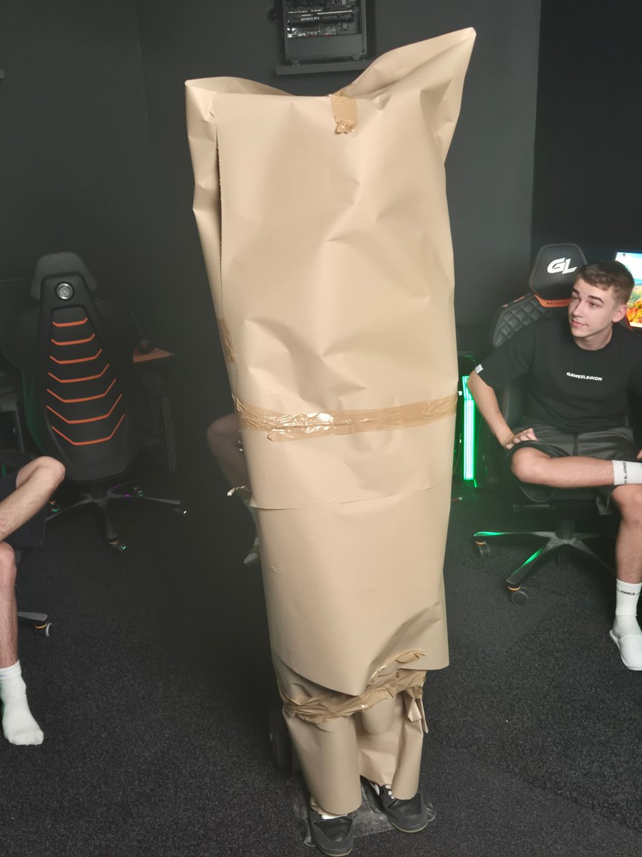 ashhhcs's tweet image. Unironically our new 5th player is wrapped up in there... 😂😂😂
#hopehecanbreathe #took20takestorecord
Keep an eye on @GamerLegion socials!