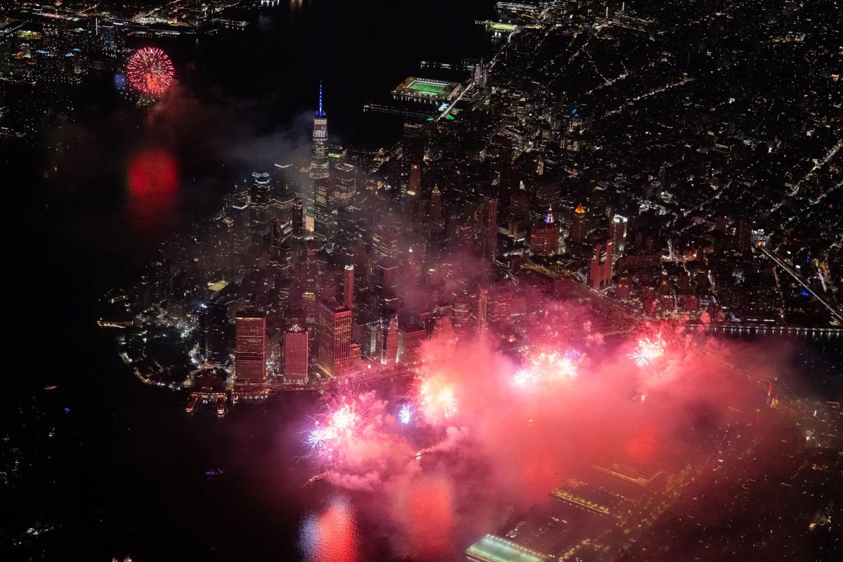 TheNorskaPaul's tweet image. Hi folks &amp;amp; hope everyone’s had a lovely weekend.😊

On Friday, a photographer/pilot captured Manhattan, NYC, from 8,000ft during the 49th Annual Macy’s #FourthOfJuly Fireworks Show, launched from four barges on the East River &amp;amp; some amazing detail.😃