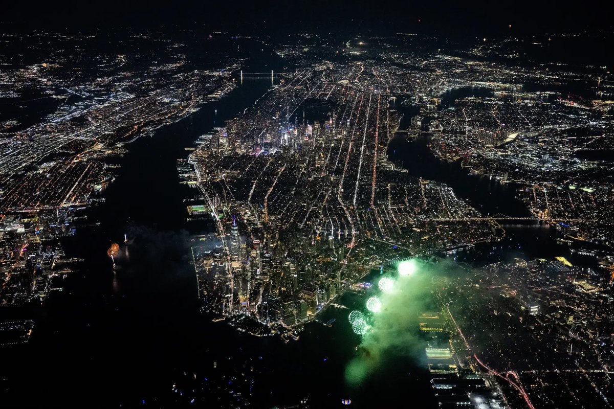 TheNorskaPaul's tweet image. Hi folks &amp;amp; hope everyone’s had a lovely weekend.😊

On Friday, a photographer/pilot captured Manhattan, NYC, from 8,000ft during the 49th Annual Macy’s #FourthOfJuly Fireworks Show, launched from four barges on the East River &amp;amp; some amazing detail.😃